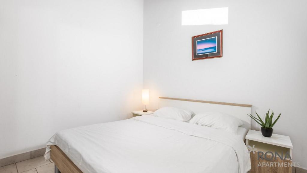 Łóżko lub łóżka w pokoju w obiekcie Rona Holiday Home Ana