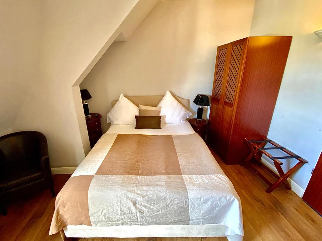 Postel nebo postele na pokoji v ubytování Das Nikolai Hotel