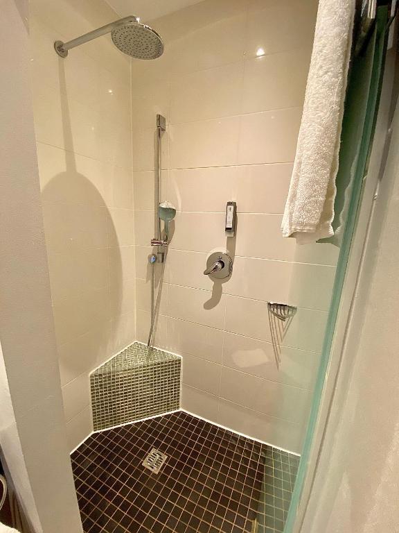 Koupelna v ubytování Das Nikolai Hotel