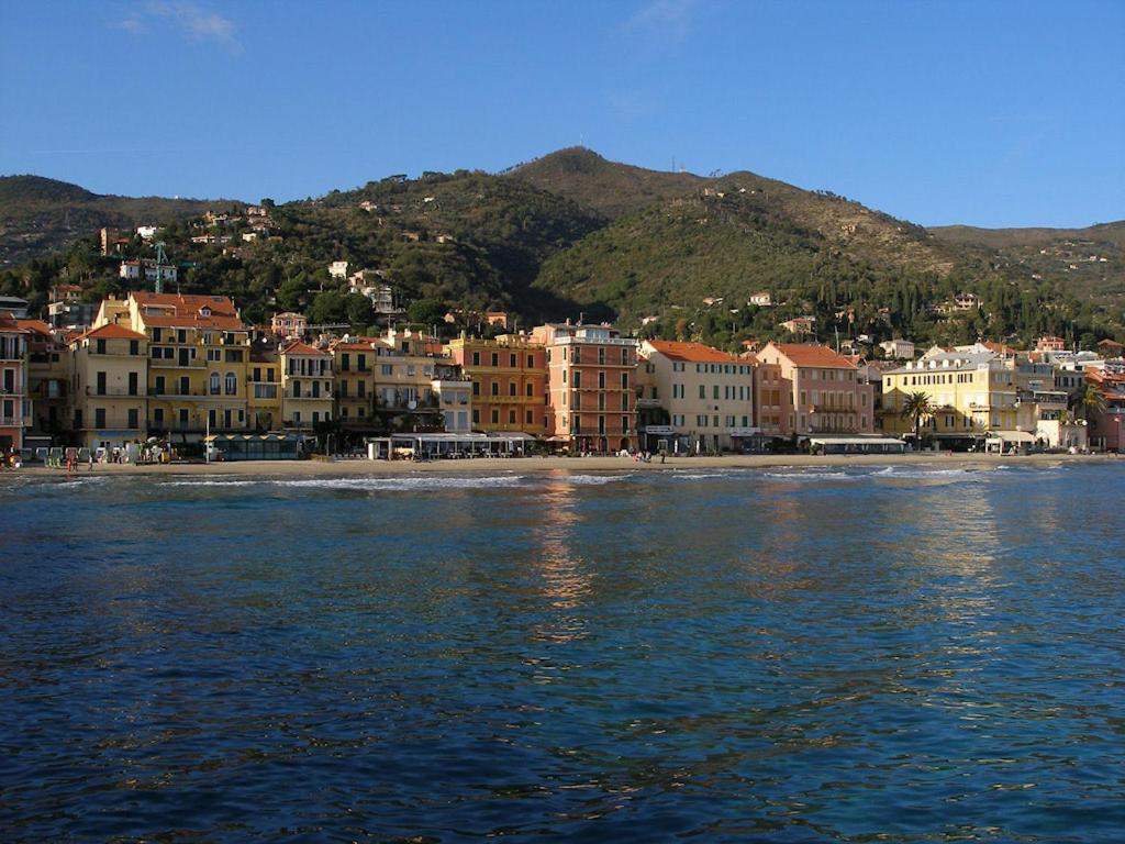 un grupo de edificios a orillas de una masa de agua en Hotel Badano sul Mare, en Alassio