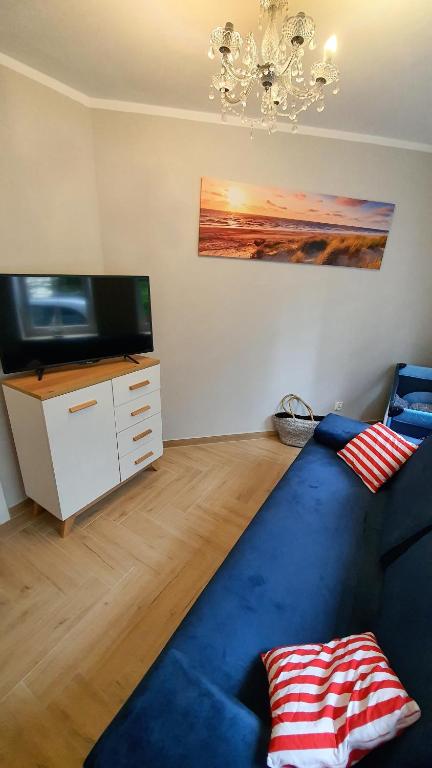 Televízia a/alebo spoločenská miestnosť v ubytovaní Pod Żaglami