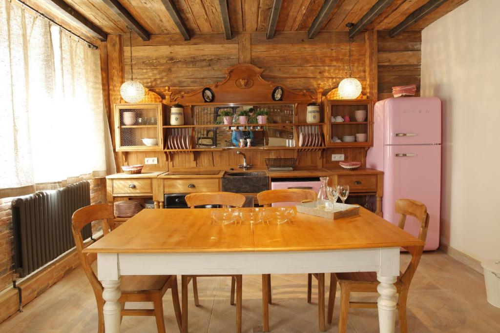 uma sala de jantar com mesa e cadeiras em L'annexe du chateau des Girards em Lans-en-Vercors