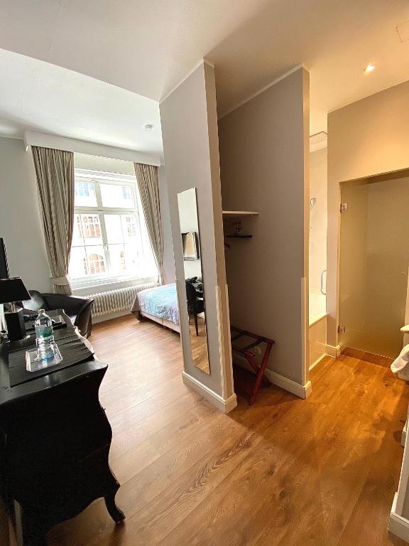 Postel nebo postele na pokoji v ubytování Das Nikolai Hotel