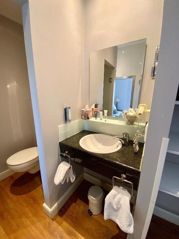 Koupelna v ubytování Das Nikolai Hotel