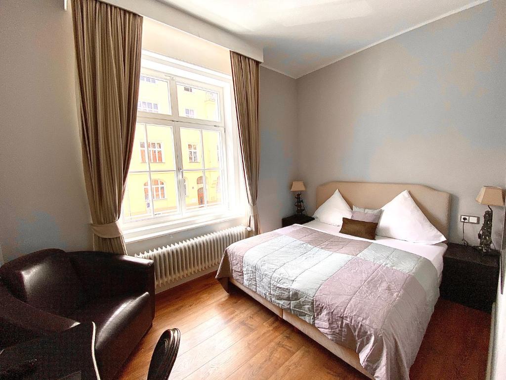 Postel nebo postele na pokoji v ubytování Das Nikolai Hotel