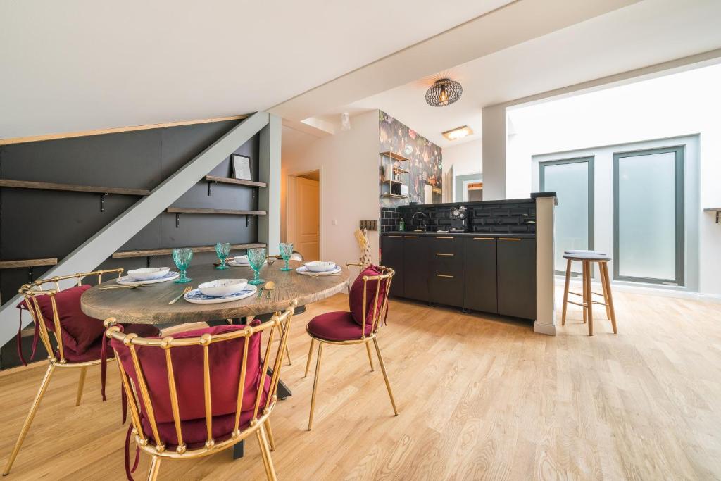 - une cuisine et une salle à manger avec une table et des chaises dans l'établissement Design Apartments - "Villa Arnim", à Potsdam