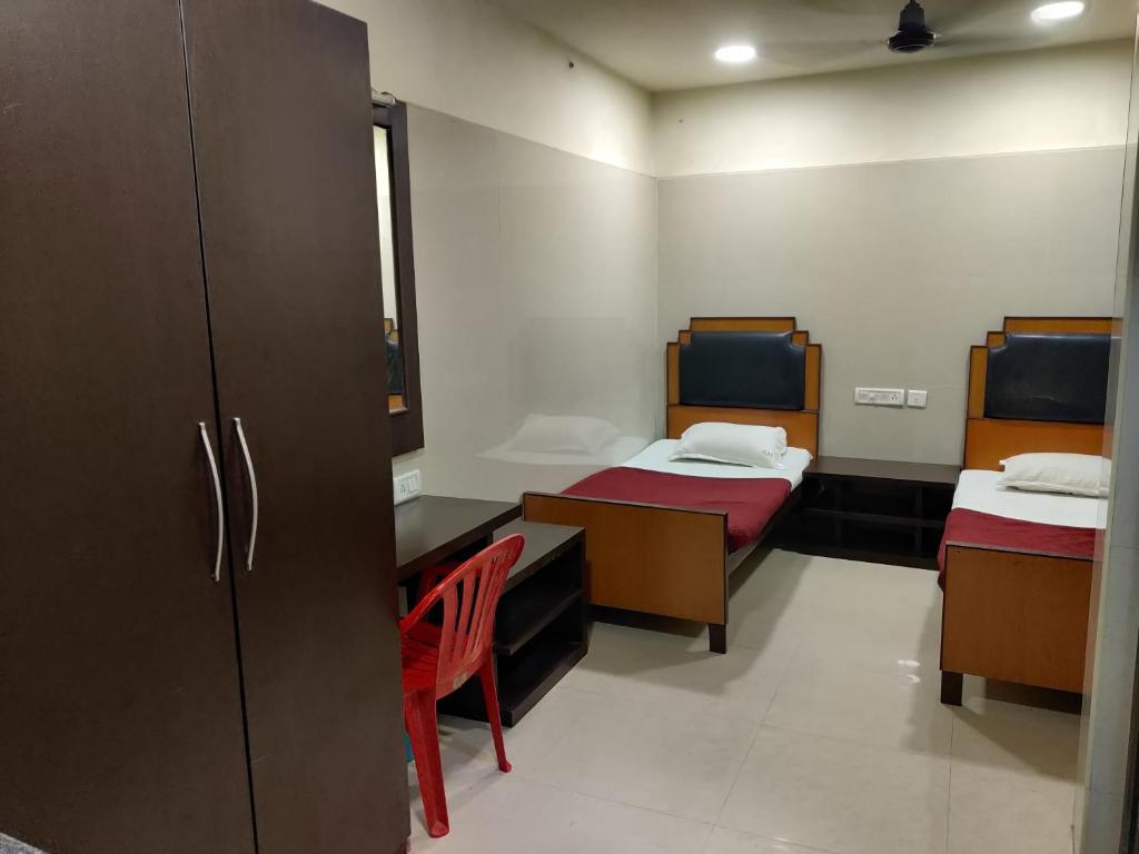 Postel nebo postele na pokoji v ubytování Hotel Sarada Nivas