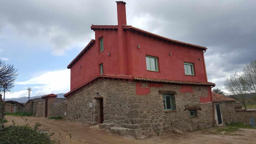 拉伊格萊蘇埃拉的住宿－Casa Rural Rojo del Tietar，一座红色的建筑,上面有十字架