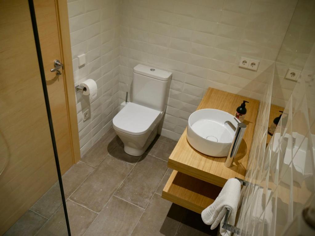 A bathroom at El Corral de Baró