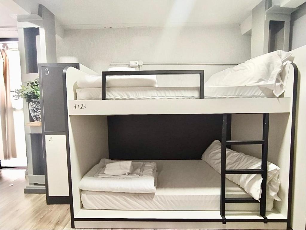 Postel nebo postele na pokoji v ubytování Quartier Bilbao Hostel Casco Viejo