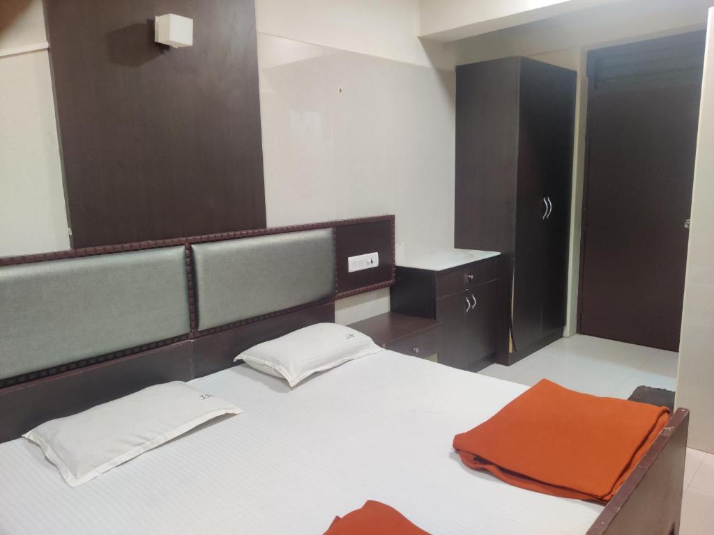 Postel nebo postele na pokoji v ubytování Hotel Sarada Nivas