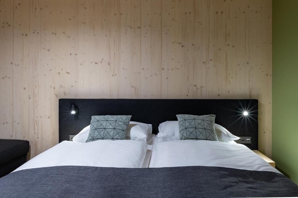 Postel nebo postele na pokoji v ubytování JUFA Hotel Savognin