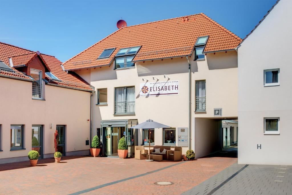a large white building with a courtyard at Elisabeth Hotel garni in Detmold