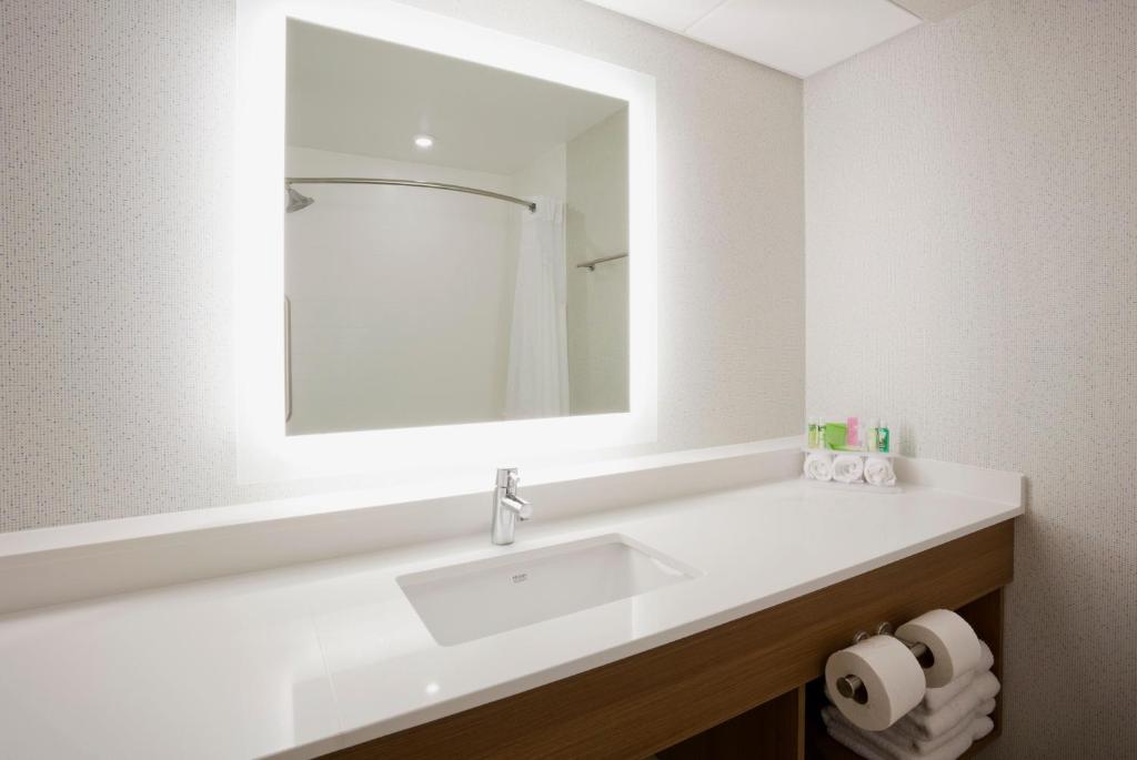 Holiday Inn Express & Suites Minneapolis - West End by IHG photo