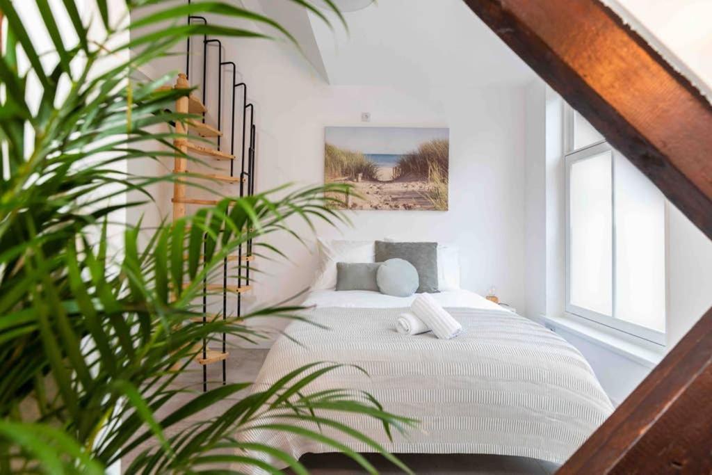 Postel nebo postele na pokoji v ubytování Vitamin Sea Double floor Loft Scheveningen The Hague family