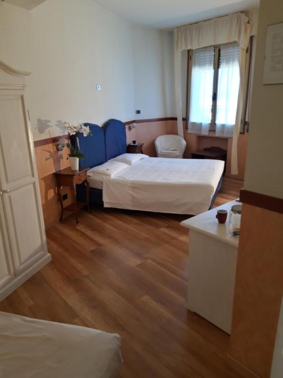 A bed or beds in a room at Hotel San Felice