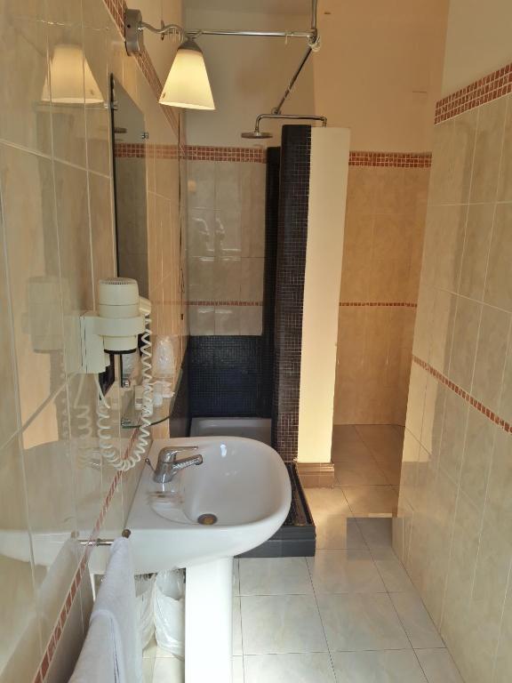A bathroom at Hotel San Felice
