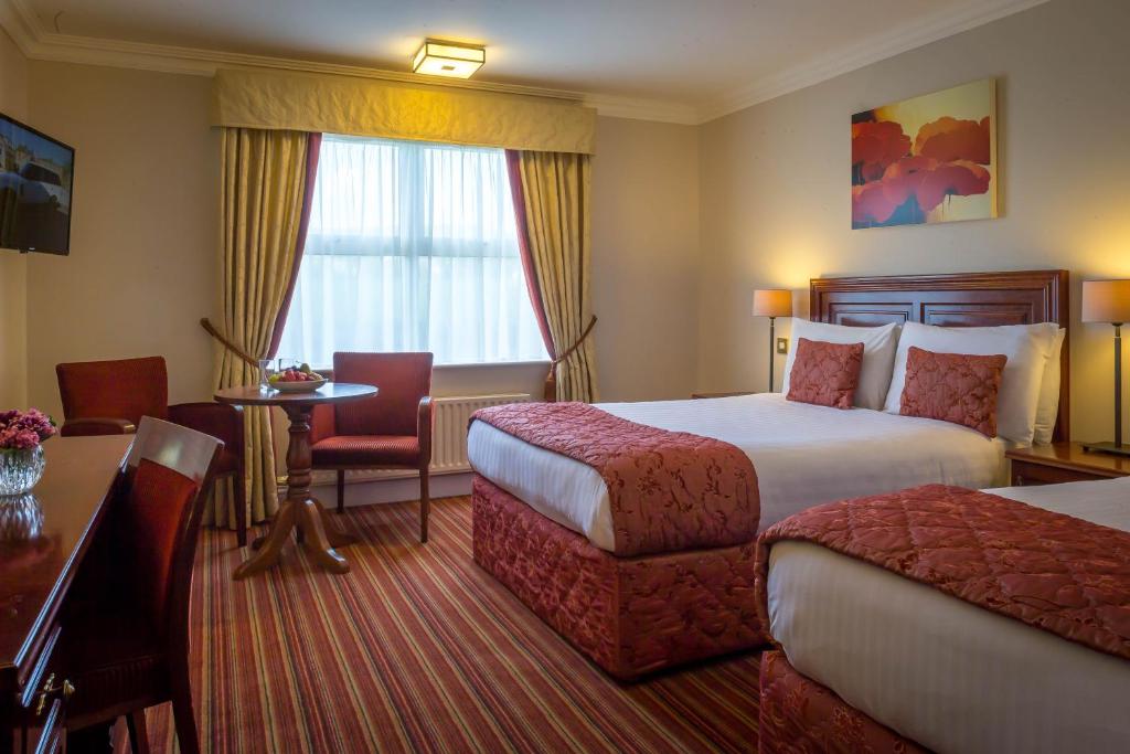 Postel nebo postele na pokoji v ubytování Dingle Skellig Hotel