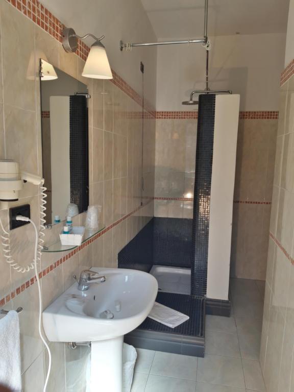 A bathroom at Hotel San Felice