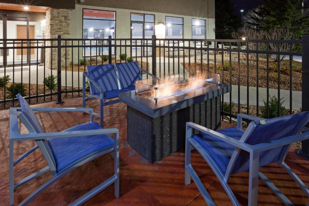 Holiday Inn Express & Suites Minneapolis - West End by IHG photo