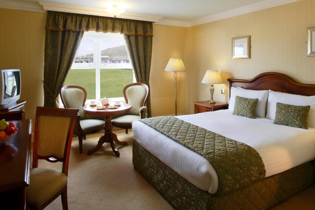 Postel nebo postele na pokoji v ubytování Dingle Skellig Hotel