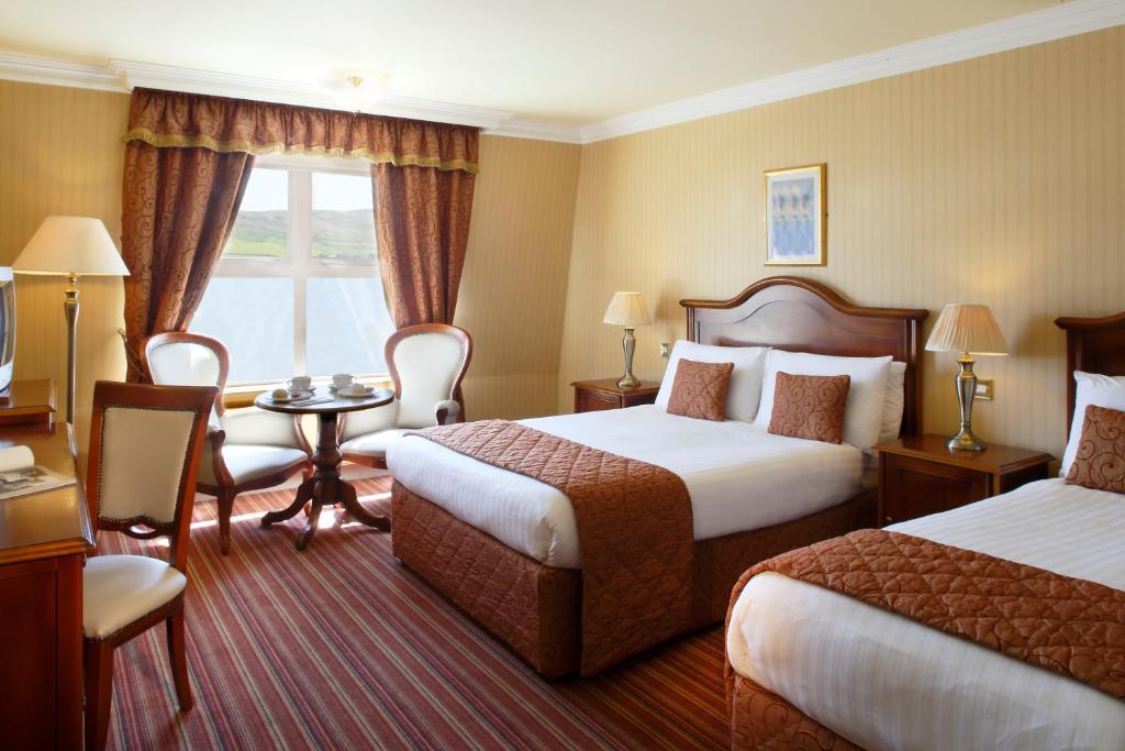 Postel nebo postele na pokoji v ubytování Dingle Skellig Hotel