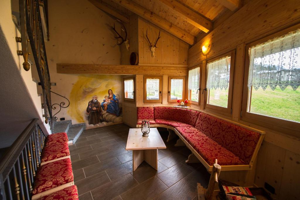 Posezení v ubytování Chalet La Rugiada
