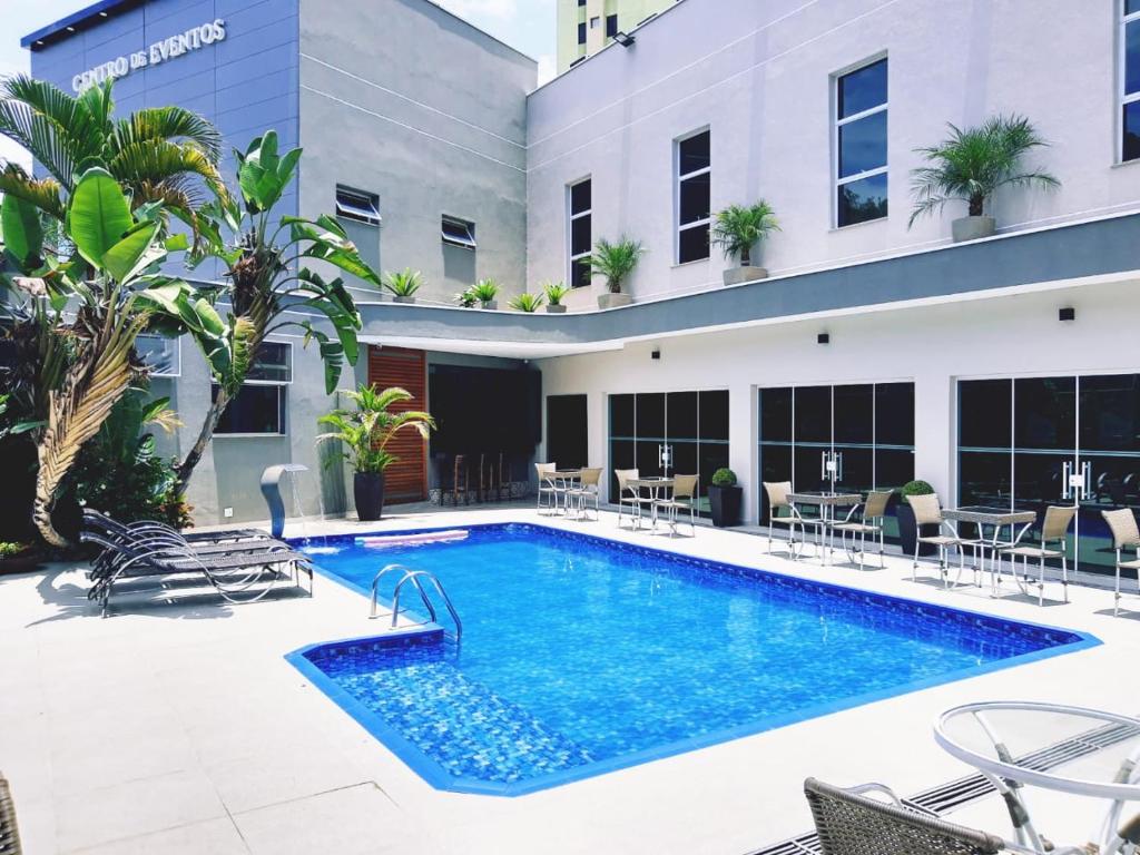 a swimming pool in the courtyard of a building at Hotel Serra de Jundiaí in Jundiaí