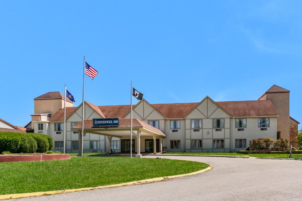 Um edifício com duas bandeiras americanas à frente. em Eisenhower Hotel and Conference Center em Gettysburg