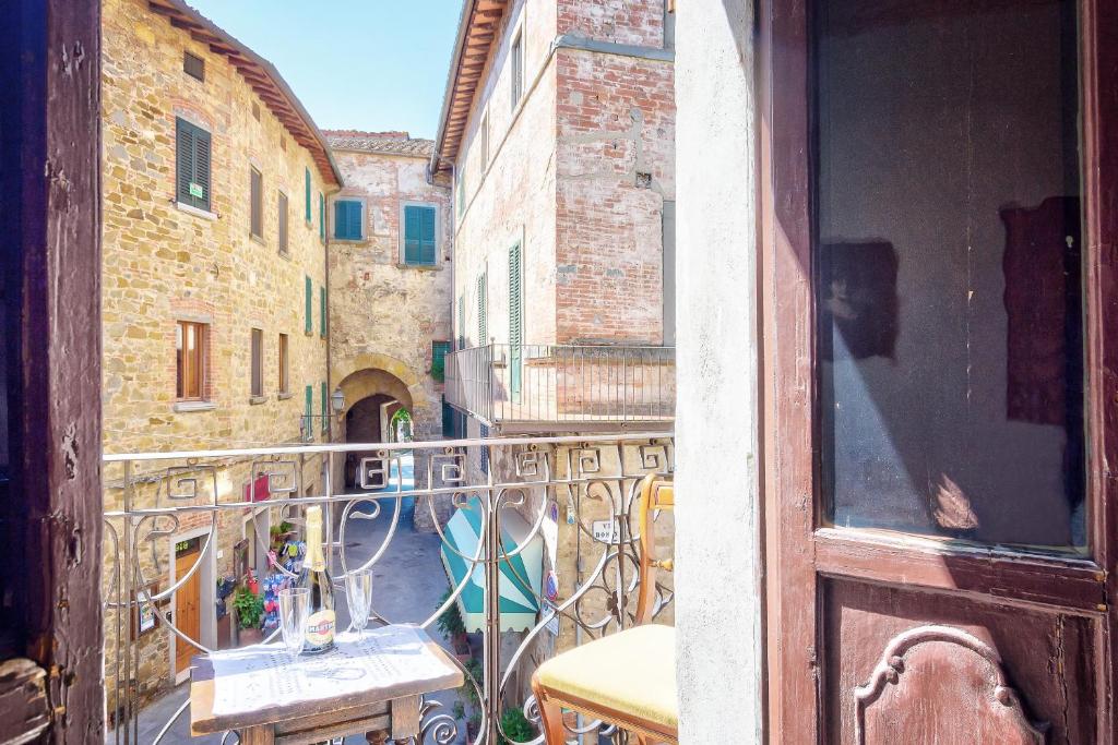 een balkon met uitzicht op een steegje bij Casa Lina in Lucignano