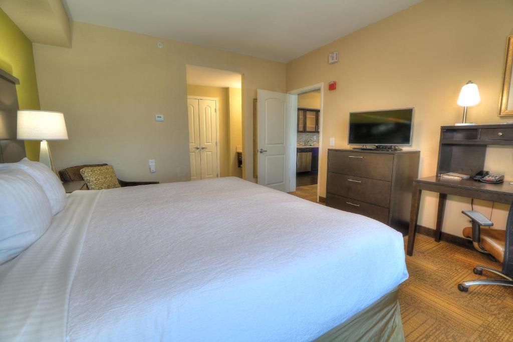 Staybridge Suites Knoxville West by IHG - One-Bedroom Suite With Full Kitchen And Sofa Bed