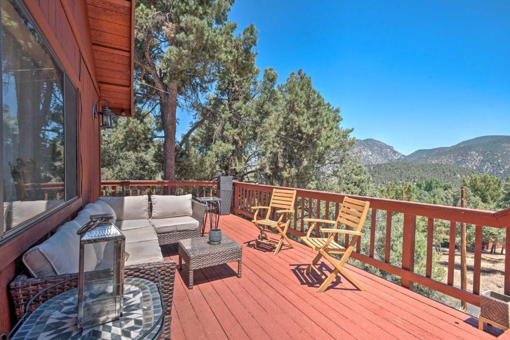 una terraza con sillas y un sofá en una casa en Cozy Pine Mountain Cabin Hike, Bike, Fish Nearby!, en Pine Mountain Club