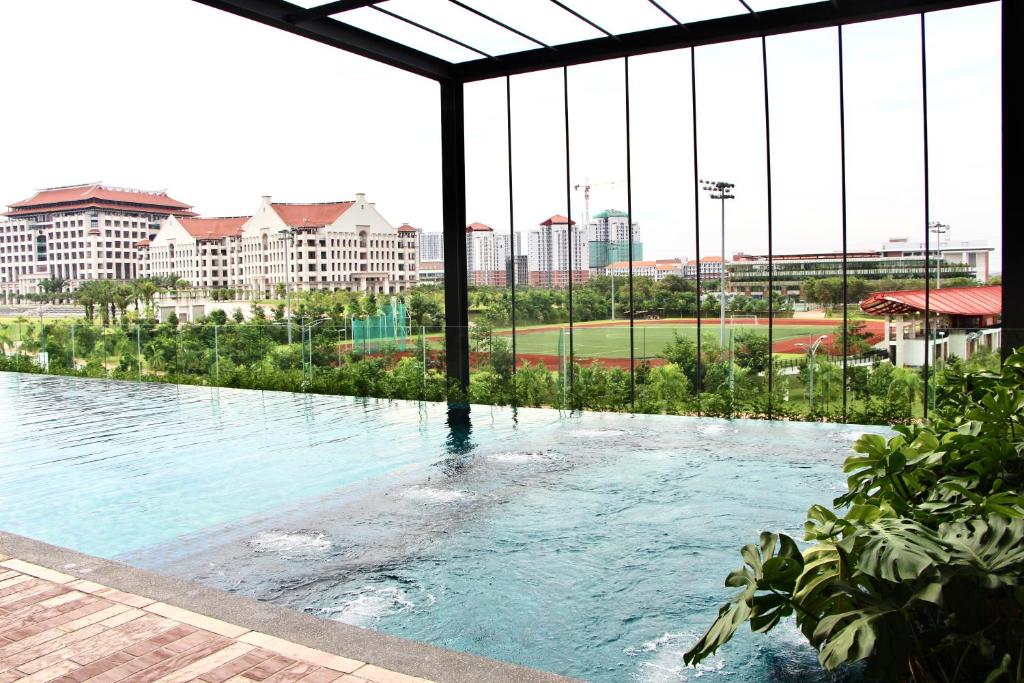 una piscina con vistas a un campo de béisbol en Bell Suites @ Sunsuria City, en Sepang