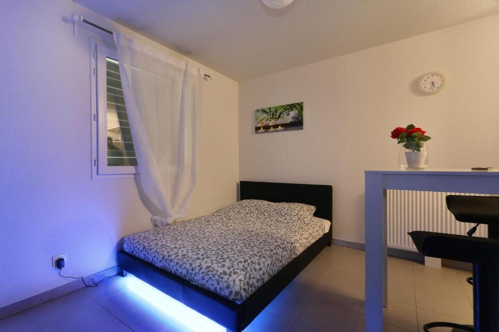 モンペリエにあるStudio Gare St Roch 2ème - Air Rentalの小さなベッドルーム(ベッド1台、窓付)