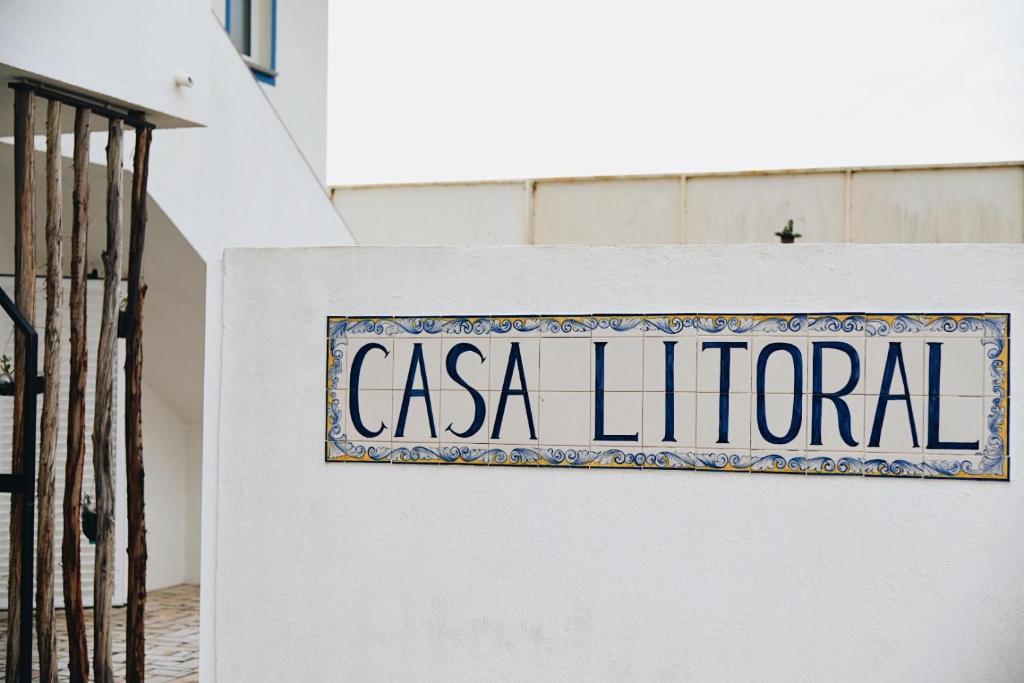 Znak z napisem "casa lutheran" na ścianie w obiekcie casa litoral w mieście Pataias