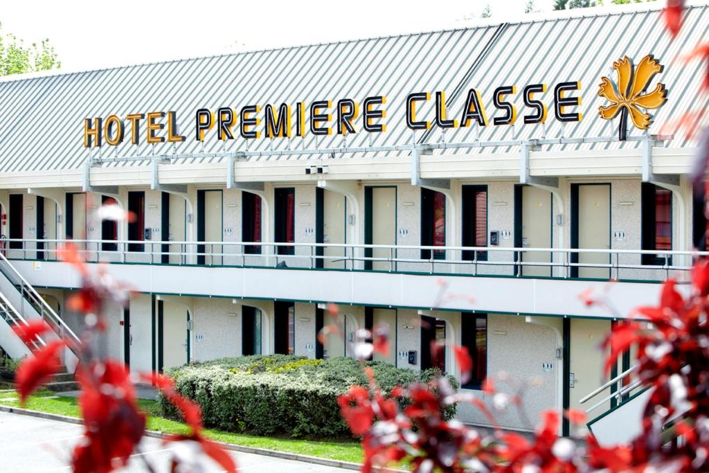 na przedniej części budynku znajduje się znak klasy przedstawień hotelowych w obiekcie Premiere Classe Gueret w mieście Guéret