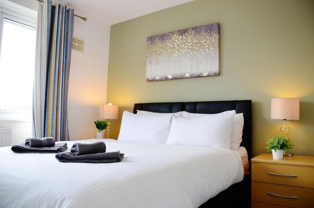 (7SM-12)Dreams Serviced Accommodations- Staines/Heathrow