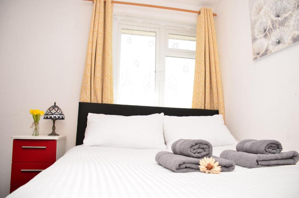 (7SM-13)Dreams Serviced Accommodations- Staines/Heathrow