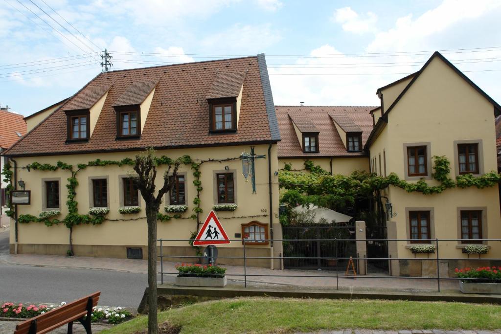 un edificio con una señal delante de él en Hotel Kallstadter Hof en Kallstadt