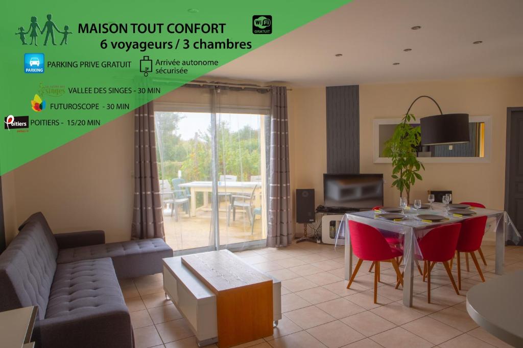 ein Wohnzimmer mit einem Sofa und einem Tisch in der Unterkunft Maison individuelle avec jardin proche Poitiers in Roches-Prémarie-Andillé