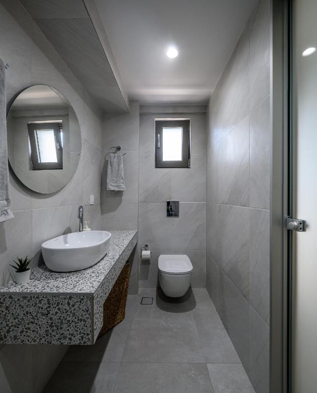Łazienka w obiekcie NOA BEACHFRONT SUITES