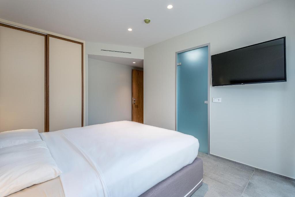 Łóżko lub łóżka w pokoju w obiekcie NOA BEACHFRONT SUITES