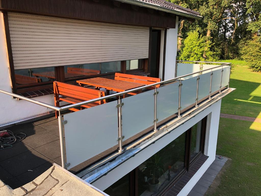 un balcón con bancos naranjas en la parte superior de una casa en In der Luft Obergeschoss, en Wesel