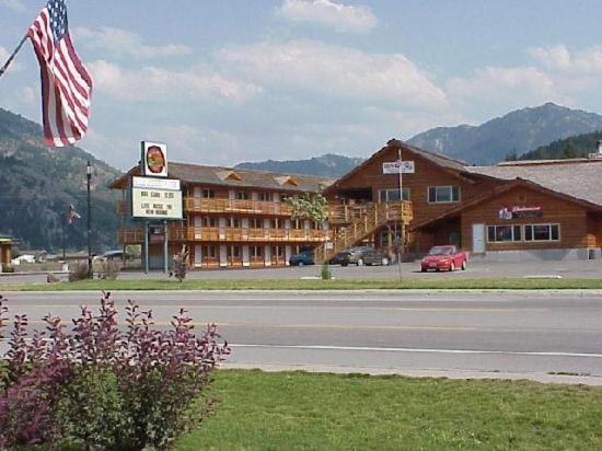 una bandera americana ondeando frente a un hotel en The Bull Moose Lodge, en Alpine