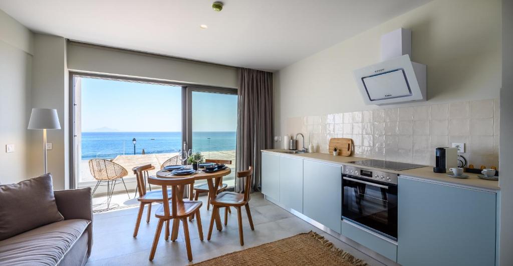 Kuchnia lub aneks kuchenny w obiekcie NOA BEACHFRONT SUITES