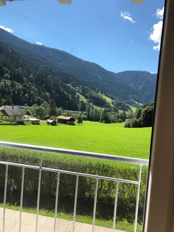 Vista generica sulle montagne o vista sulle montagne dall'interno dell'appartamento
