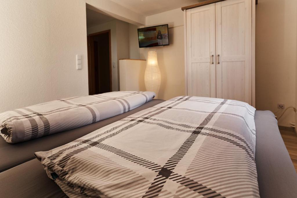 1 dormitorio con 2 camas en una habitación en Zimmervermietung Vock, en Eschwege