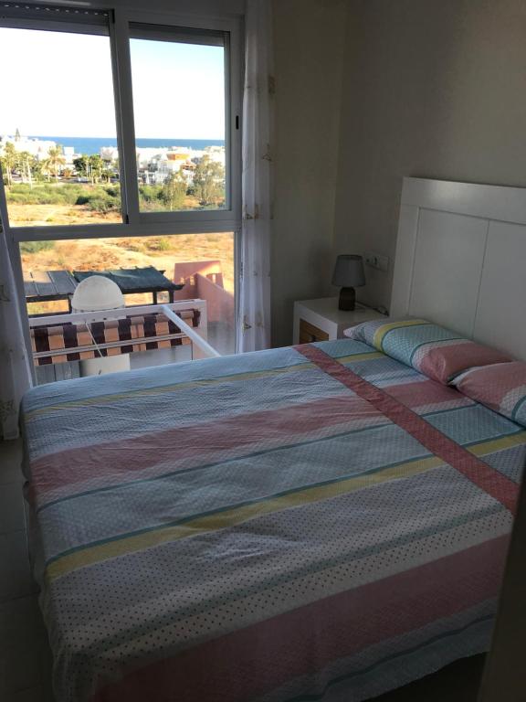 Posteľ alebo postele v izbe v ubytovaní Atico con piscina privada y vistas al mar