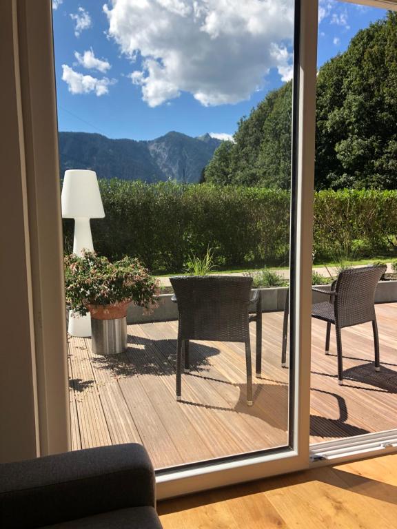 una porta scorrevole in vetro con vista su un patio. di DAS Max a Dalaas