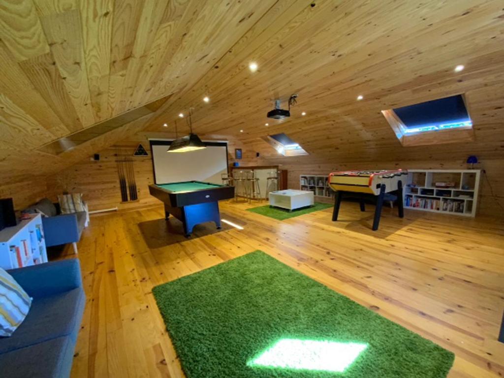TV a/nebo společenská místnost v ubytování Priory at Kergudon Gites